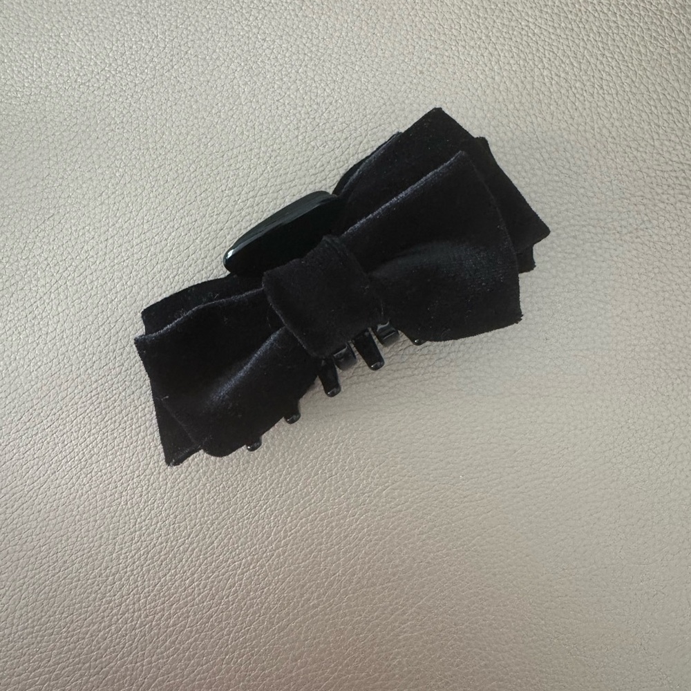 Elegant Black Velvet Hair Clip (large)
